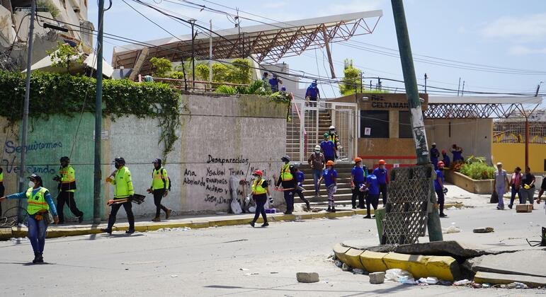 As search and rescue operations continue, families have written the names of missing loved ones on a wall near the site where emergency responders are searching for survivors. © UNFPA/Nayra
